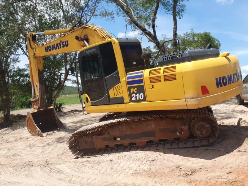 Escavadeira hidráulica Komatsu PC210 da frota da Bergo