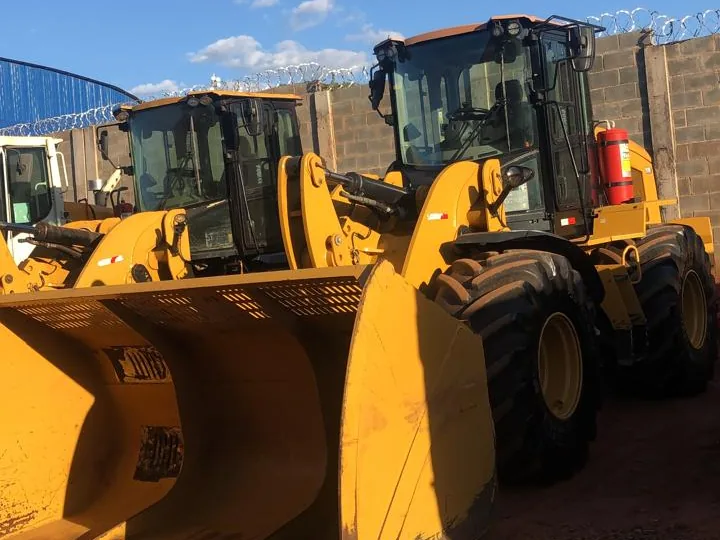 Pás carregadeiras Caterpillar da frota da Bergo no pátio da sede