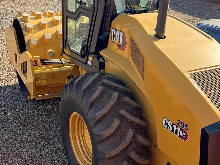 Rolo compactador Caterpillar CS11 GC da frota da Bergo