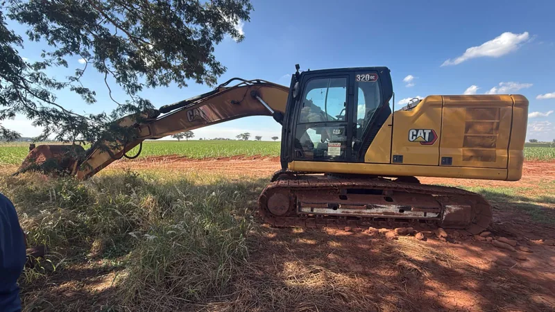Escavadeira Caterpillar 320 da frota da Bergo em limpeza de área
